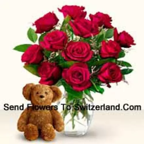 11 roses rouges avec quelques fougères dans un vase en verre accompagnées d'un adorable ourson brun de 12 pouces de hauteur