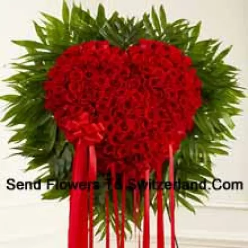 Un magnifique arrangement en forme de cœur de 101 roses rouges