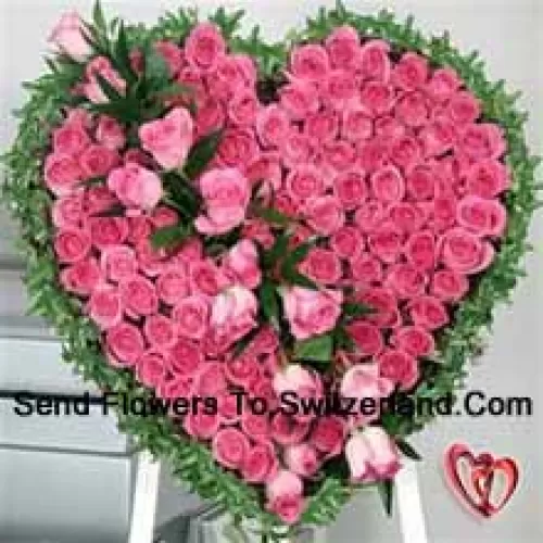 Un bel arrangement en forme de cœur de 101 roses roses
